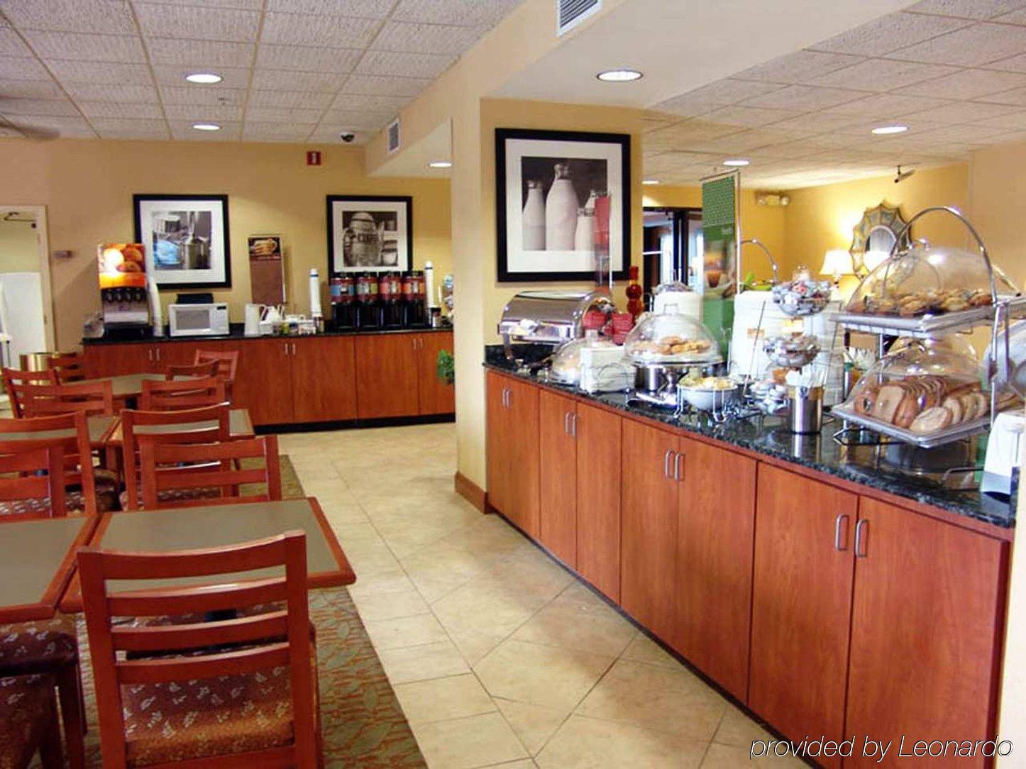 Hampton Inn Mobile-I-10/Bellingrath Gardens Tillmans Corner Restaurant photo